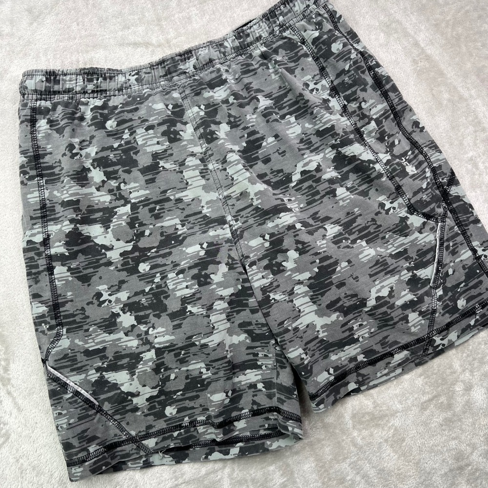 Tasc Performance 2-in-1 Shorts Mens M Gray Camo Bamboo Compression Liner Pocket